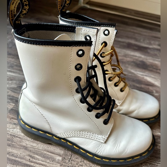 Dr Martens Women’s Smooth Leather White Lace Up Boots Size 7 - Picture 3 of 7